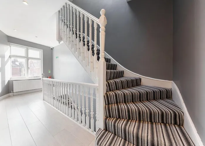 Boutique Modern Hotel Room For Two Near Tube And Bus Stations